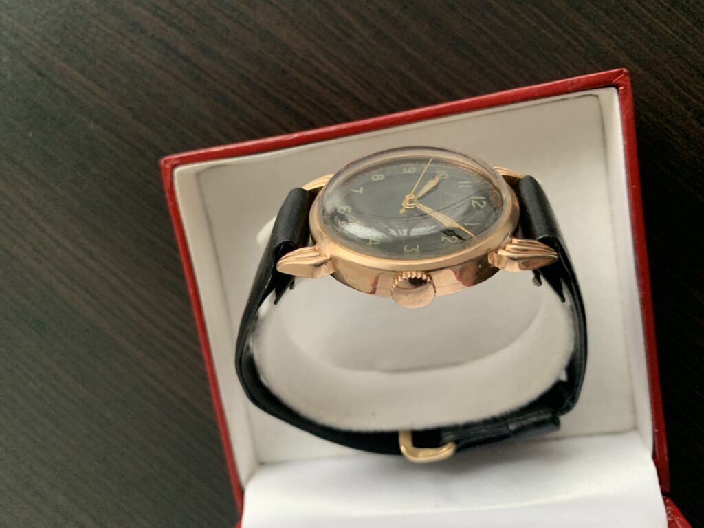 Gold Moskva watch case crown