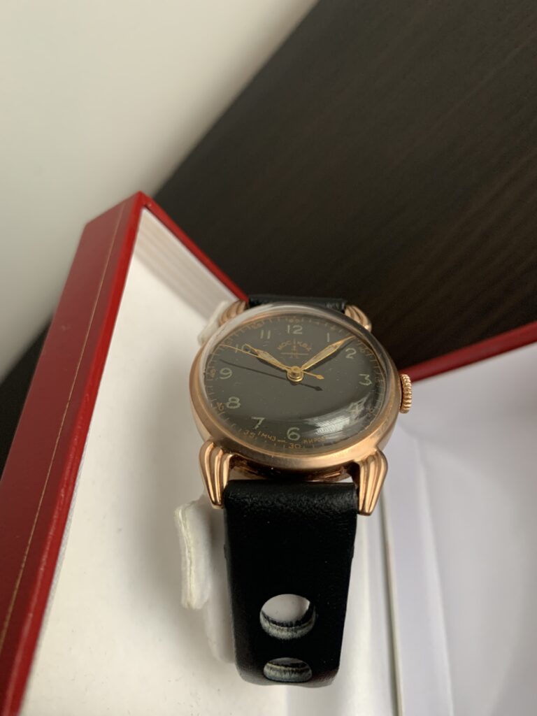 Gold Moskva watch case down