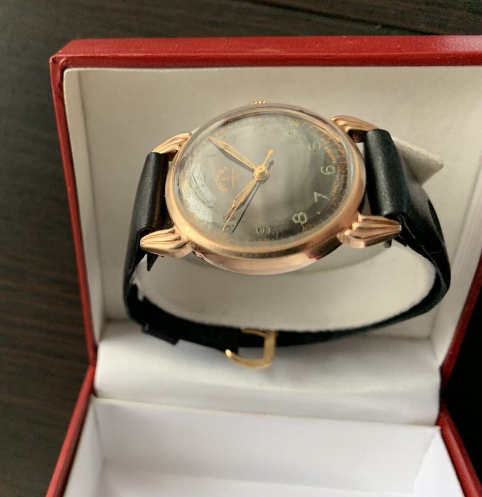 Gold Moskva watch case left