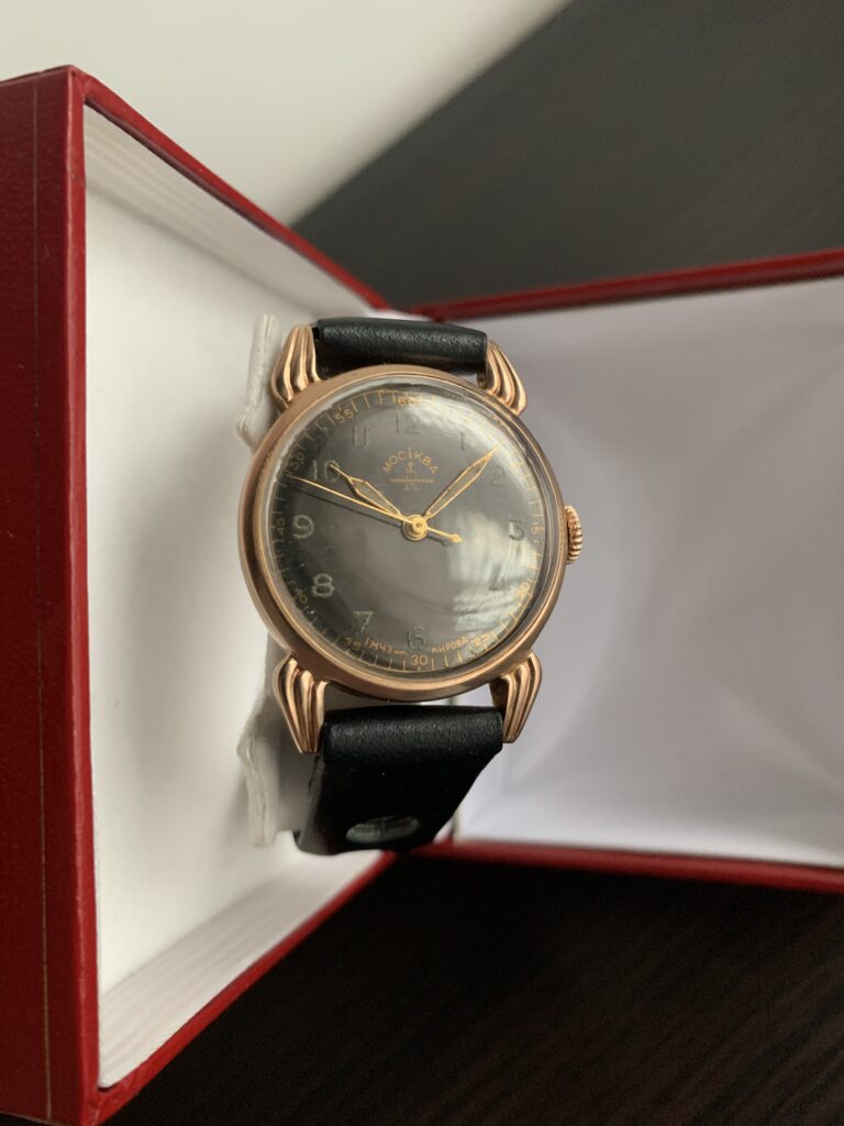 Gold Moskva watch dial