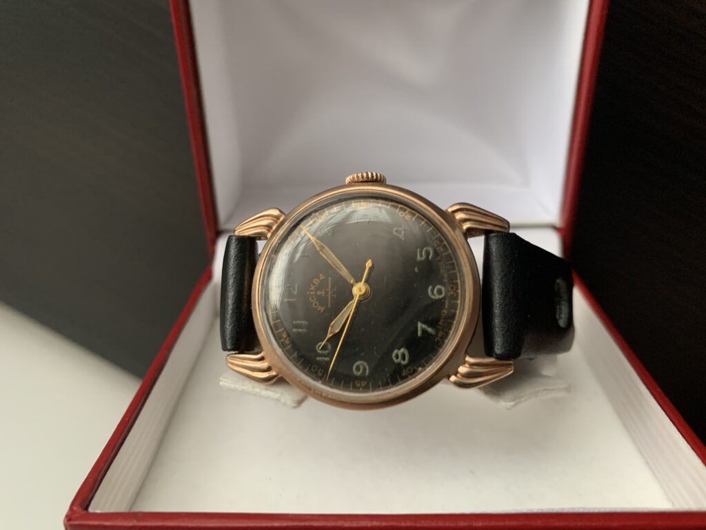Gold Moskva watch horizontal