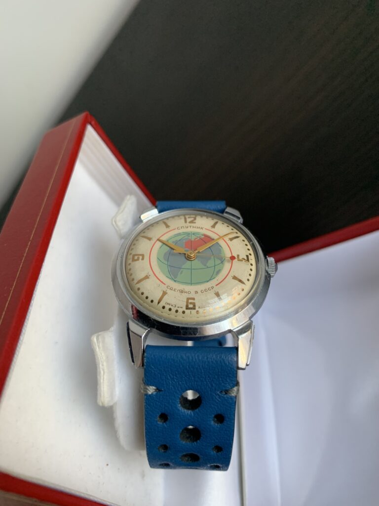 Sputnik white dial case down