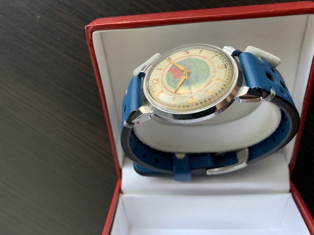 Sputnik white dial case left