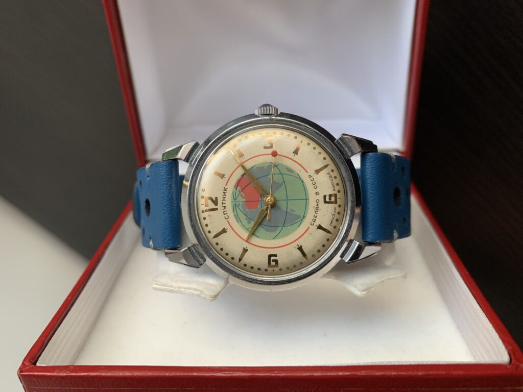 Sputnik white dial horizontal